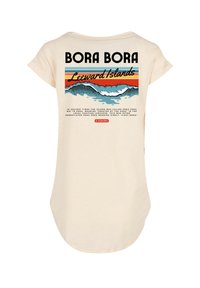 Cremefarbenes T-Shirt mit 'BORA BORA'- und 'Leeward Islands'-Grafiken in Blau und Orange, mit abgerundetem Saum und weichem Gefühl.
