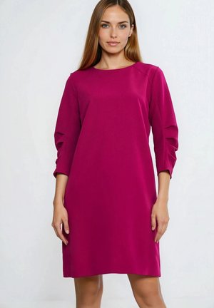 Różowa sukienka z okrągłym dekoltem i rękawami do połowy łokcia, z delikatnymi plisami na rękawach, wykonana z gładkiej tkaniny.
