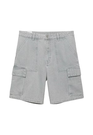 Pantaloni scurți cargo din denim gri deschis, cu buzunare frontale, bucle pentru curea, buzunare cu clapetă pe ambele părți și închidere cu nasture în talie.