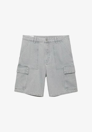 Pantaloni scurți cargo din denim gri deschis, cu buzunare frontale, bucle pentru curea, buzunare cu clapetă pe ambele părți și închidere cu nasture în talie.