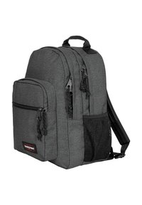 Mochila de tela gris con múltiples compartimentos con cremallera, bolsillo lateral de malla, correas de hombro acolchadas y asa superior para llevar.