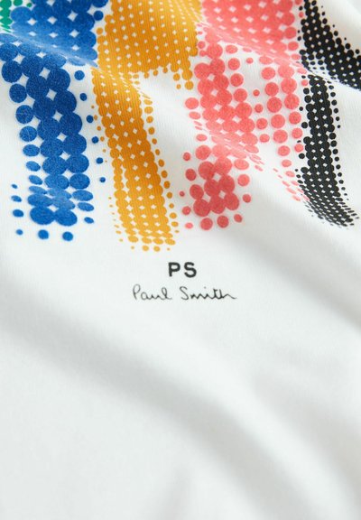 Bílá látka s barevnými tečkovanými pruhy v modré, žluté, růžové a černé barvě. Obsahuje tištěné logo "PS" a "Paul Smith".