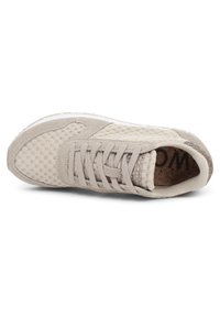 Baskets de sport beige clair avec une tige en maille, des accents en daim, un bout arrondi et une semelle texturée ; elles présentent un design à lacets et une semelle en liège.