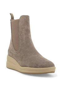 Stivaletto in suede beige con pannelli elastici laterali, punta rotonda e suola leggera e imbottita. Caratterizzato da una linguetta sul retro per indossarlo facilmente.