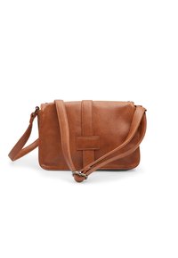 Borsa a tracolla in pelle marrone con una finitura testurizzata. Presenta un pannello frontale, una tracolla regolabile e una chiusura con zip. Design rettangolare compatto.