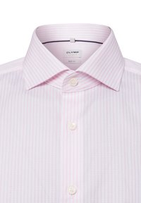 Rosa gestreiftes Hemd mit klassischem Kragen und weißen Knöpfen. Das Material hat eine strukturierte Optik und ein tailliertes Design.