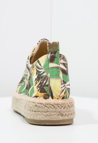 Espadrilky s barevným tropickým vzorem listů, plátěný svršek a přírodní juteová podrážka. Obsahují vyztužený zadní pásek pro snadné obouvání.