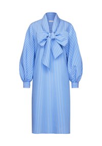 Robe bleu clair jusqu'aux genoux avec des rayures blanches verticales, manches longues bouffantes, poignets à boutons et un grand nœud noué au col.