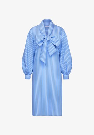 Lichtblauwe jurk tot op de knie met verticale witte strepen, lange opgerolde mouwen, manchetten met knopen en een grote strik bij de kraag.