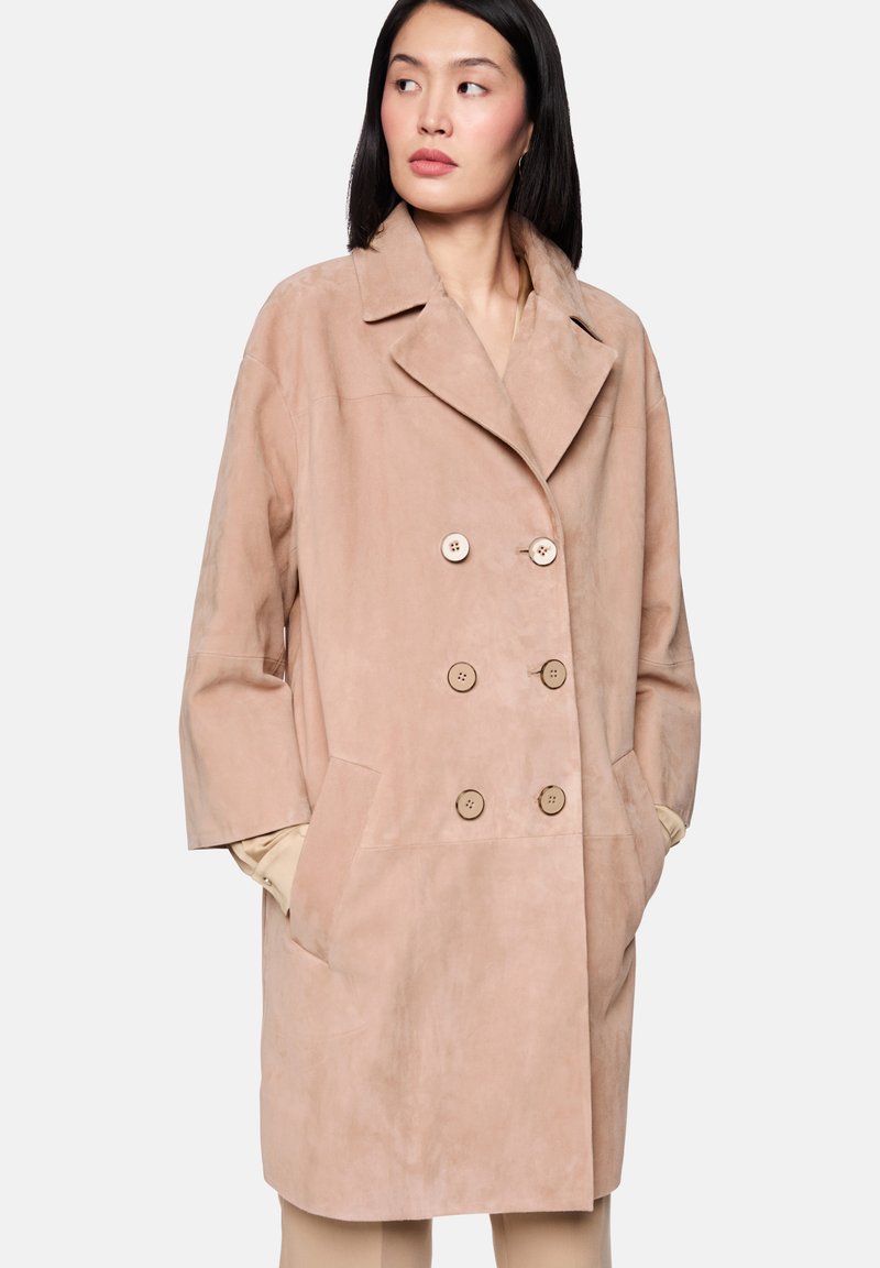 Doppelreihiger Mantel aus weichem, rosafarbenem Wildleder mit großen Knöpfen, Reverskragen mit Kerbe und Seitentaschen; lockere Passform mit langen Ärmeln.