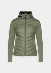 Giacca isolante verde con chiusura a zip e cappuccio, con parte anteriore trapuntata e maniche lisce. Materiale leggero, dettagli del logo minimi.