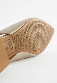 Next FOREVER COMFORT® LEATHER FLAT SLINGBACKS - Baleríny s otevřenou patou - gold