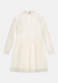 Krajková šaty v off-white s dlouhými rukávy, diamantovým vzorem, vysokým výstřihem a klíčovou dírkou v zadní části, s rozšířenou sukní a strukturovanou látkou.