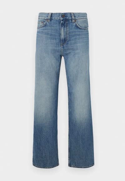 Svijetloplave široke traperice od denima s izblijedjelim pranjem, koje imaju kopčanje na dugme i dizajn s pet džepova.