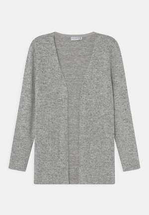 Grå strikket cardigan med V-udskæring, åben front, lange ærmer og to forlommer. Blød tekstur med meleret mønster.