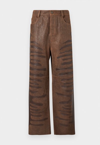 Bruine neplederen broek met een gestructureerde afwerking, voorzien van langwerpige horizontale uitsparingen langs de zijkanten en een rechte pijp.