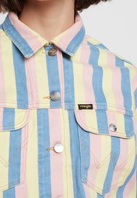 Wrangler Farkkutakki - coloured denim