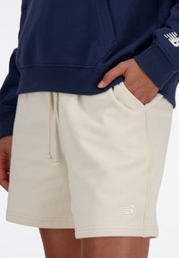 New Balance ATHLETICS FRENCH - Kurze Sporthose - linen