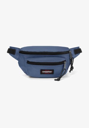 Niebieska nerka z dwoma zapinanymi na zamek kieszeniami, czarnymi regulowanymi paskami oraz naszywką z logo Eastpak na przedniej kieszeni.