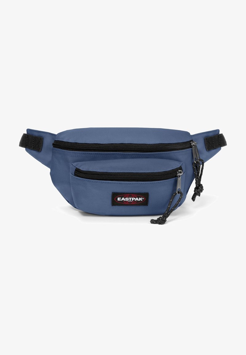 Sac banane bleu avec deux compartiments zippés, bretelles noires réglables et écusson logo Eastpak sur la poche avant.