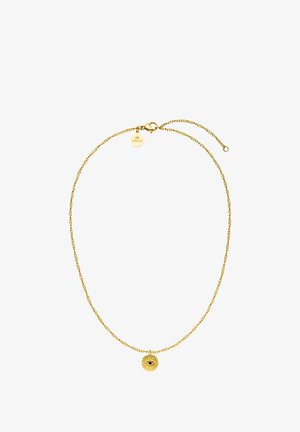 Zarte Goldkette mit einem zentralen runden Anhänger, der ein graviertes Augendesign zeigt, sowie einem verstellbaren Verschluss mit einem kleinen Markenetikett.