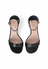 Sandalias de tacón alto negras con parte superior de cuero suave, tira en el tobillo ajustable con herrajes dorados y una tira ancha en los dedos.