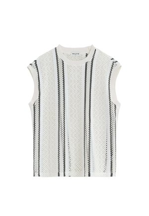 Haut sans manches en maille blanche avec rayures noires verticales et motif en maille ajourée texturée, encolure ronde et bord côtelé.