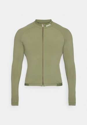 Olivovo zelená cyklistická bunda s dlhým rukávom, ľahký materiál, plný zips vpredu, vysoký golier, priliehavý strih, nenápadné logo na pleci, hladká textúra.