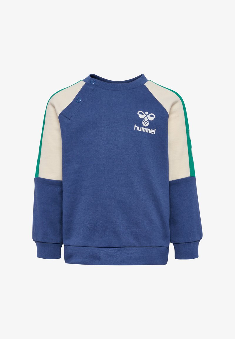 Blauwe sweatshirt met lange mouwen, crèmekleurige en groene accenten, ronde hals, schouderknopen en een witte "hummel" logo op de voorkant.