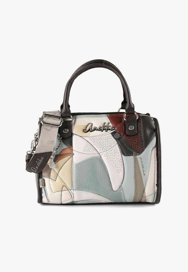 Petit sac à main avec poignées courbes foncées, patchwork de cuir beige, gris, marron et crème, décoré de petites clous et du logo métallique « Anekke ».
