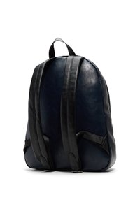 Sac à dos en simili cuir bleu marine avec des accents en cuir noir, forme arrondie, sangles réglables et une poignée de transport en haut.