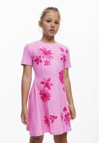 Rosa Kleid mit kurzen Ärmeln und floraler Stickerei in dunklerem Rosa. A-Linien-Silhouette mit rundem Ausschnitt und strukturierter Stoffqualität.