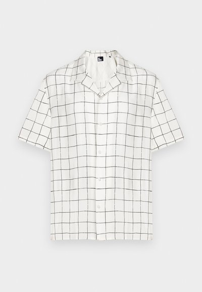 Korte mouwen, overhemd met kraag van witte stof met een zwart ruitpatroon, voorzien van knopen aan de voorkant en een ontspannen snit.