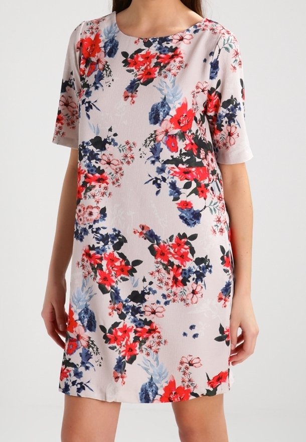 Květinové šaty s krátkým rukávem v světle růžové barvě, zdobené červenými, modrými a černými květinami. Hladká tkanina; volný střih; kulatý výstřih.