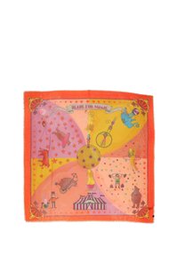 Ruudupealne siidist sall, millel on elav kujundus koos tsirkuse illustratsioonidega. Peamiselt oranž ja roosa, tähistaevamuster ja frantsiiside detailid.