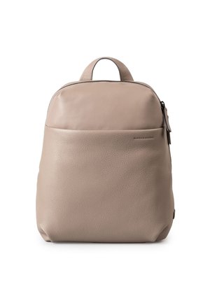 Zaino in pelle beige con parte superiore liscia e lati texturizzati, con chiusura a zip e tasca anteriore con branding discreto.