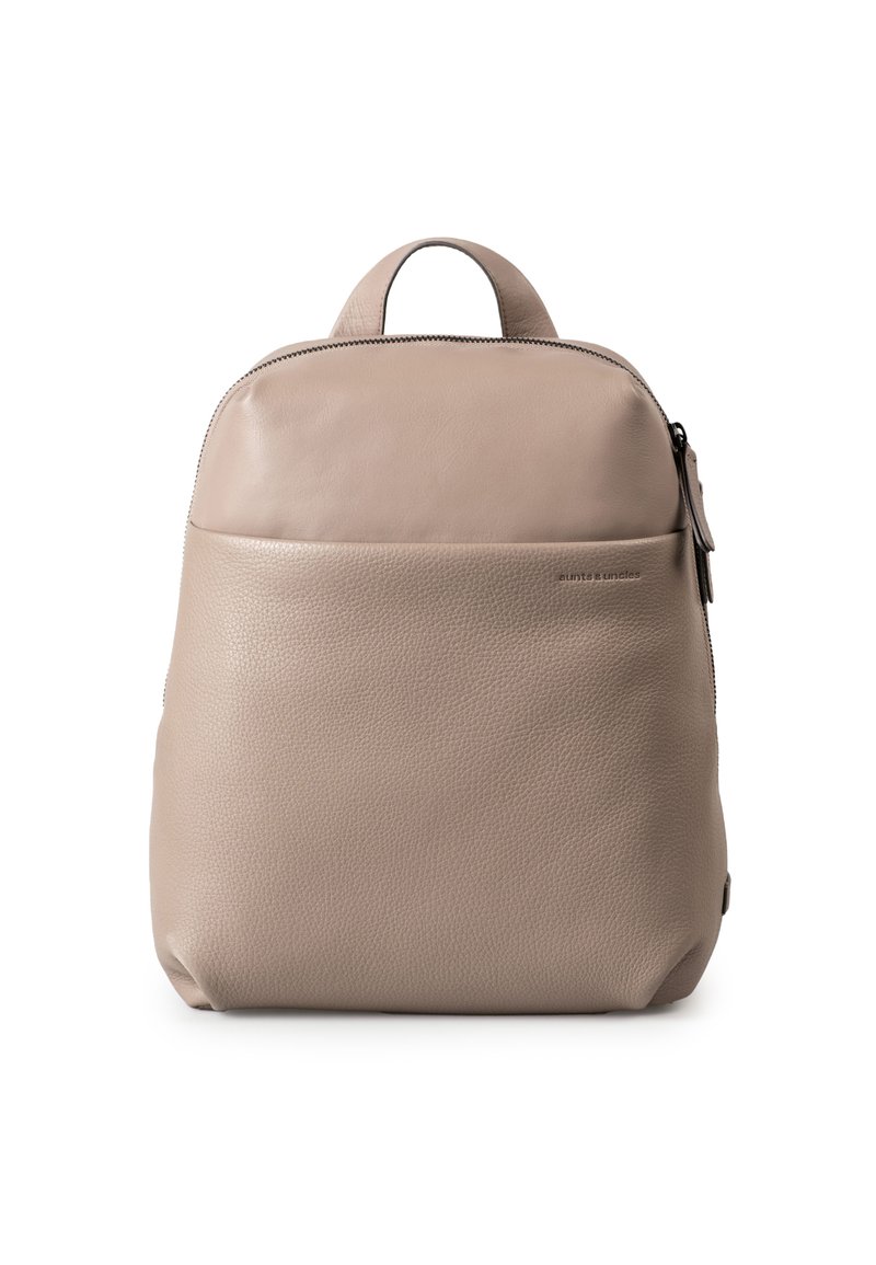 Beige Leder-Rucksack mit glattem oberen Teil und strukturierten Seiten, ausgestattet mit einem Reißverschluss und einer Fronttasche mit dezentem Branding.