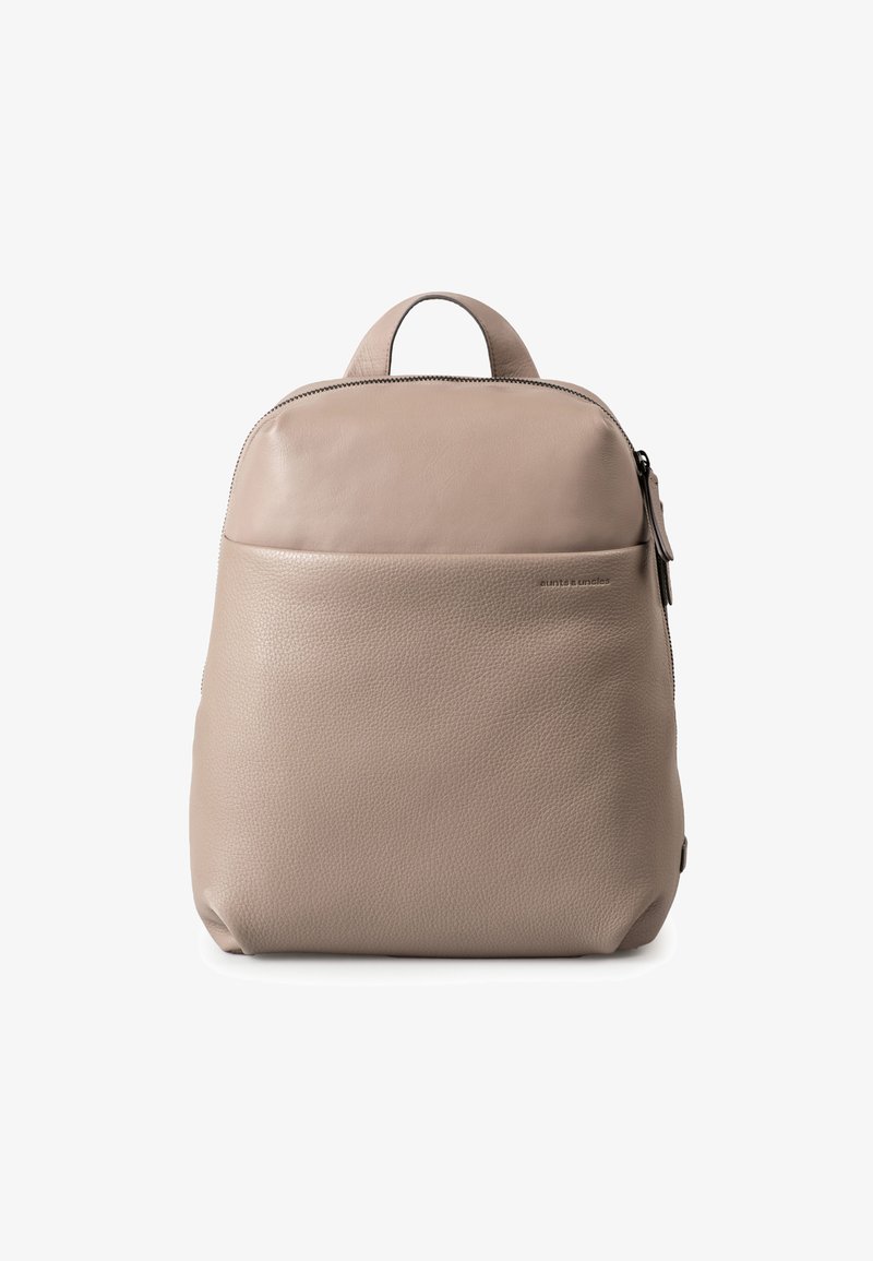 Beige Leder-Rucksack mit glattem oberen Teil und strukturierten Seiten, ausgestattet mit einem Reißverschluss und einer Fronttasche mit dezentem Branding.