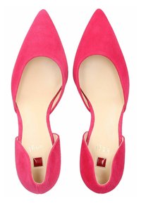 Růžové semišové lodičky s špičatou špičkou a nízkým střihem, s otevřenou patou a červeným čtvercovým akcentem v blízkosti podpatku. Hladká vnitřní podšívka.
