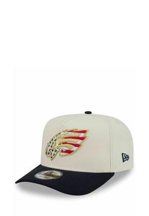 Beige en zwarte baseballpet met geborduurd arendlogo met ontwerp van de Amerikaanse vlag op het voorpaneel.