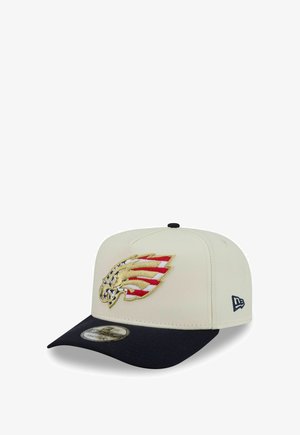 Beige en zwarte baseballpet met geborduurd arendlogo met ontwerp van de Amerikaanse vlag op het voorpaneel.
