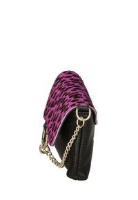 Borsa colorata con un cappuccio a stampa leopardata viola e un corpo in pelle nera texturizzata, con tracolla in catena dorata e dettagli in argento.
