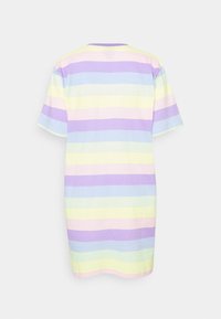 Robe t-shirt courte à rayures pastel présentant des rayures horizontales en lavande, jaune pâle, vert clair et bleu ciel. Tissu en coton doux.