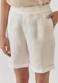 TATUUM MIRIAKO - Shorts - white