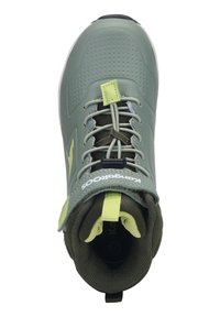 Grüner Wanderstiefel mit gummierter Sohle, Mesh-Akzenten und reflektierenden Elementen. Verfügt über einen gepolsterten Schaft und Zunge sowie einen leuchtend gelben Schnürverschluss.