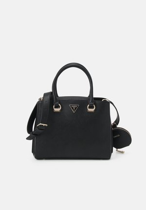 Sac à main noir Guess avec double anses, bandoulière réglable et petite pochette à monnaie zippée attachée, sur fond blanc.