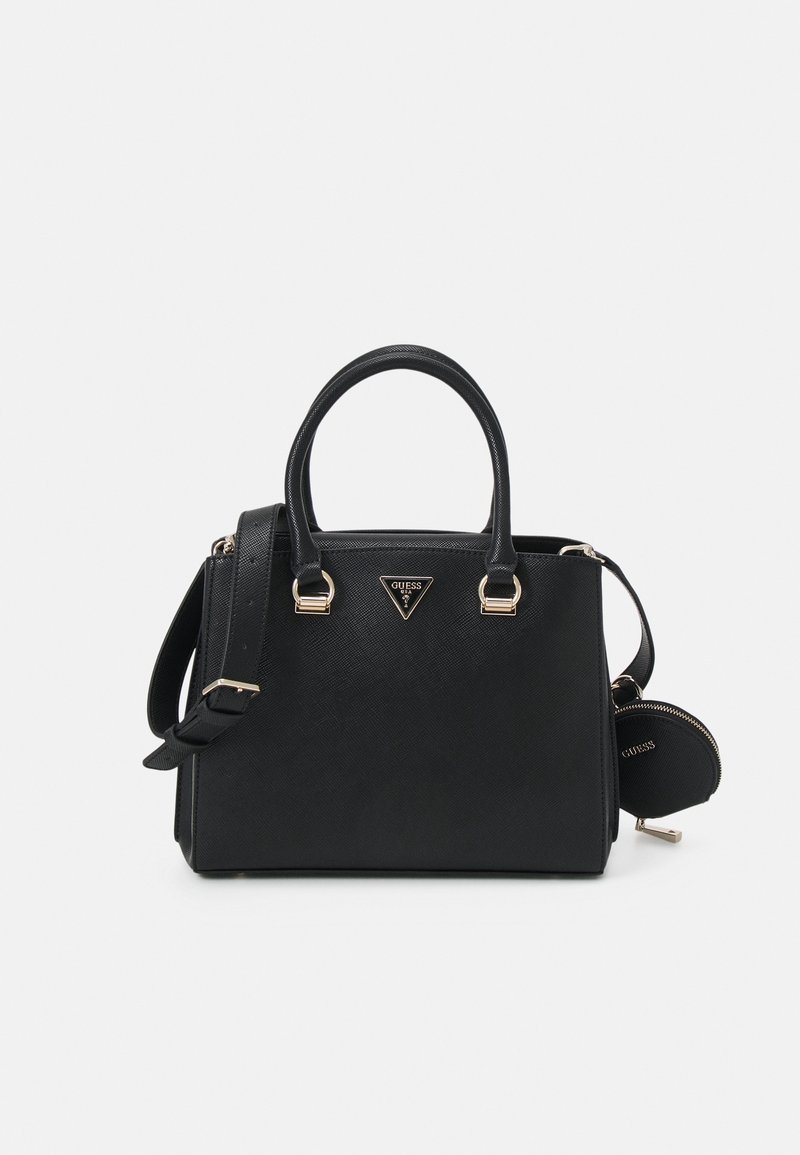 Sac à main noir Guess avec double anses, bandoulière réglable et petite pochette à monnaie zippée attachée, sur fond blanc.