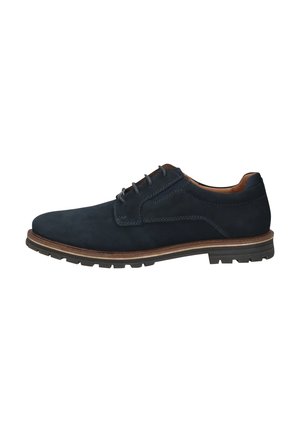 Zapato de ante azul marino con cordones, punta redonda, costuras contrastantes en marrón claro y suela de goma duradera con un patrón texturizado.