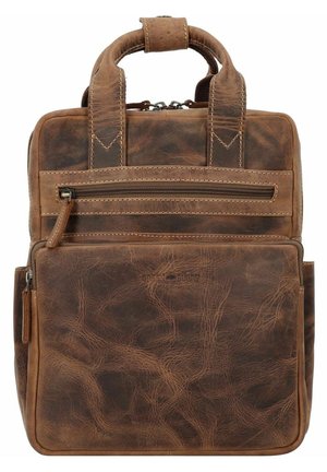 Zaino in pelle marrone con due manici superiori, una tasca frontale con zip e finitura texturizzata. Presenta dettagli di cucitura e una tasca laterale con zip.