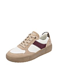 Sneaker in suede beige con pannelli in pelle bianca e dettagli borgogna. Presenta un design con lacci, suola testurizzata e un discreto dettaglio del logo.